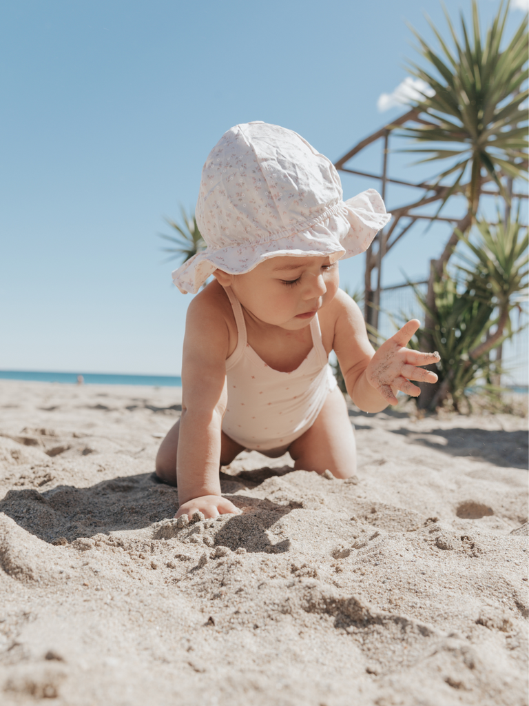 Au bord de la mer avec un bébé : guide pratique et produits utiles !